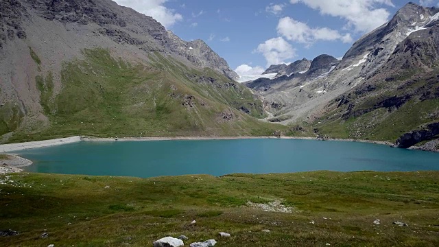 无人驾驶飞机在欧洲阿尔卑斯山脉中心美丽的山湖上空飞行视频素材