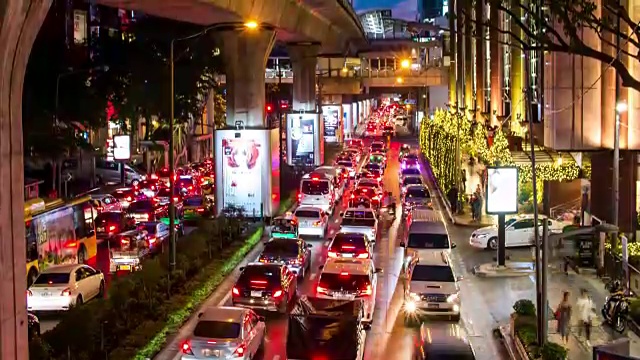 泰国城市的夜间交通和城市生活视频素材