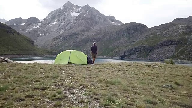 无人机射击，徒步旅行者站在大自然中，双臂伸开视频素材