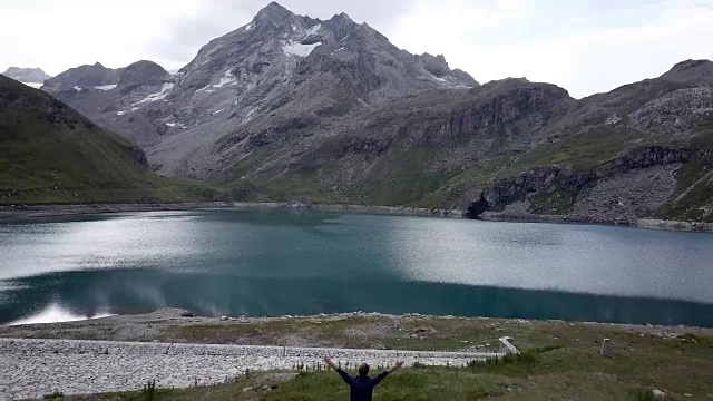 无人机射击，徒步旅行者站在大自然中，双臂伸开视频素材