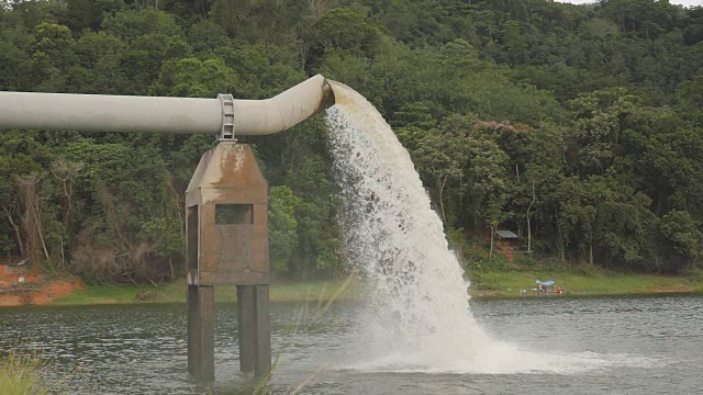 强大的水流从大坝的一个大水管中流出视频素材