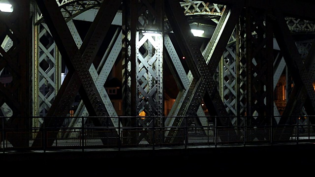 在法国的迪耶普，汽车在灯光照亮的隧道中穿行。城市夜景，城市生活，交通和交通概念视频素材