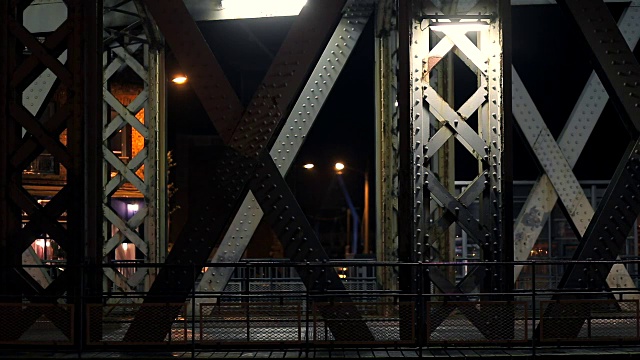 在法国的迪耶普，汽车在灯光照亮的隧道中穿行。城市夜景，城市生活，交通和交通概念视频素材