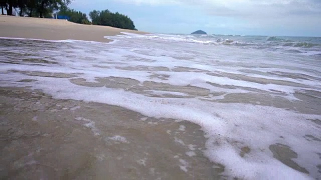 近距离起重机拍摄波浪卷起白沙滩视频素材