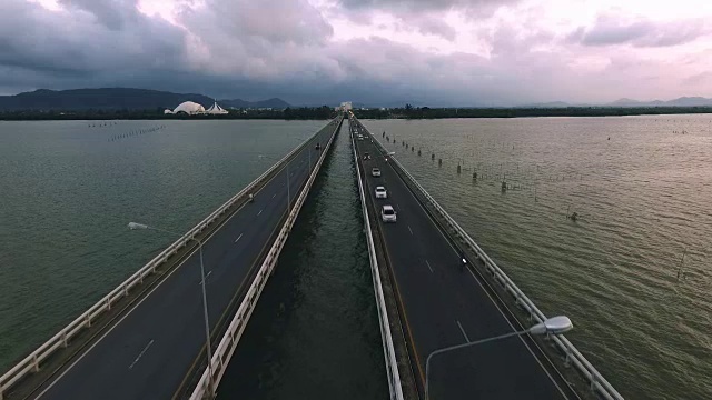 空中-海上一座桥的黄昏视频素材