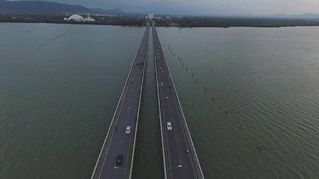 空中-海上一座桥的黄昏视频素材