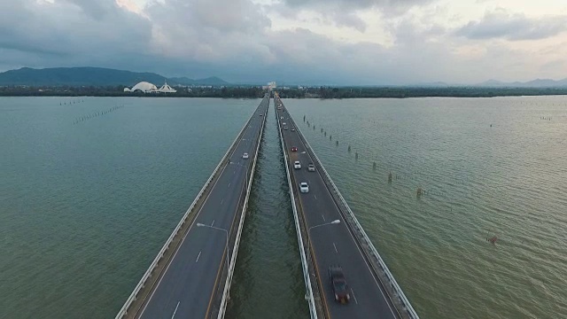 空中-海上一座桥的黄昏视频素材