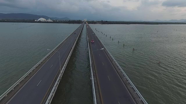 空中-海上一座桥的黄昏视频素材