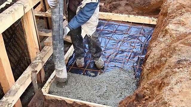 往新建的木屋里浇筑混凝土。视频素材