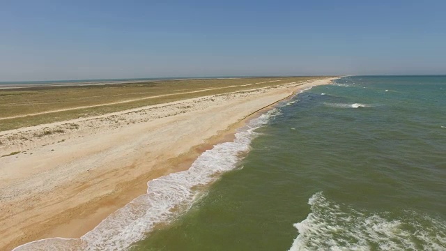 天线:海浪冲到荒芜的沙滩上视频素材