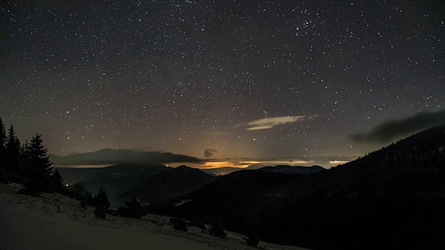 繁星点点的夜空，低云翻山越岭。延时放大视频素材