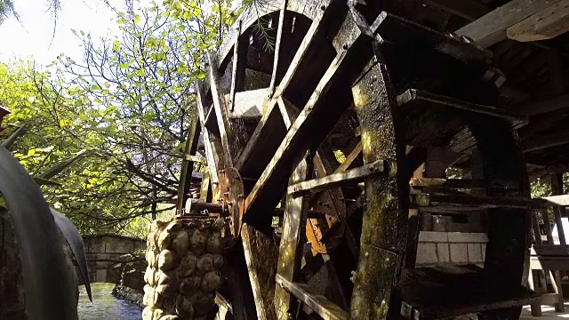 木制水车纺纱视频素材