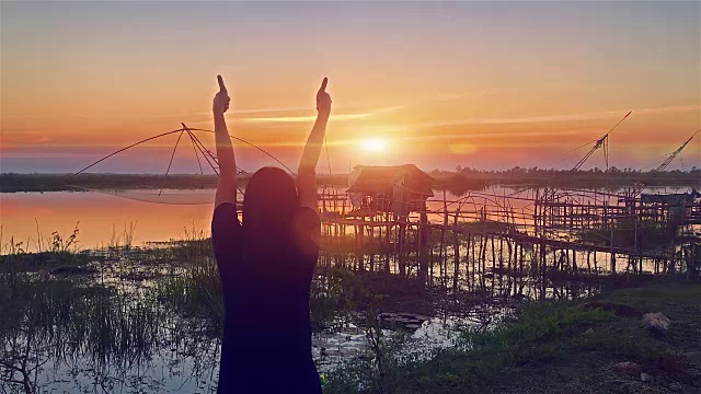 女人住在乡村日落，泰国视频素材