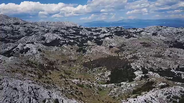 飞越克罗地亚马卡尔斯卡比奥科沃山脉的沙漠景观。视频素材