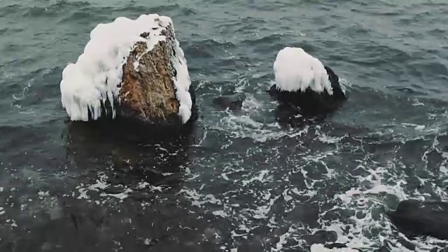 黑海在一个寒冷的冬天，乌克兰敖德萨视频素材