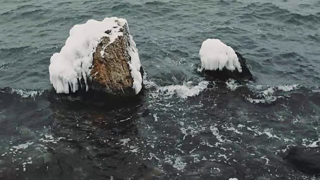 黑海在一个寒冷的冬天，乌克兰敖德萨视频素材