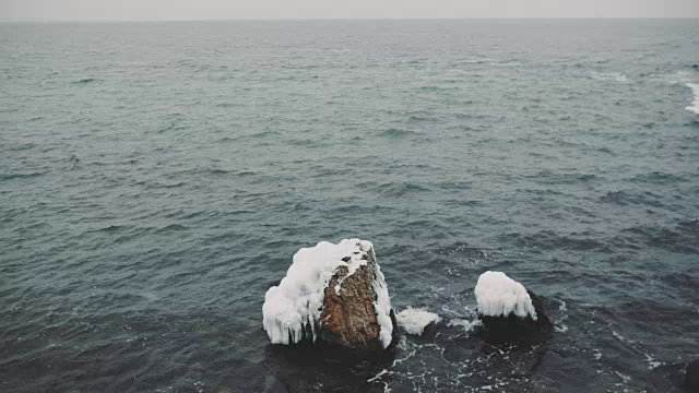 黑海在一个寒冷的冬天，乌克兰敖德萨视频素材