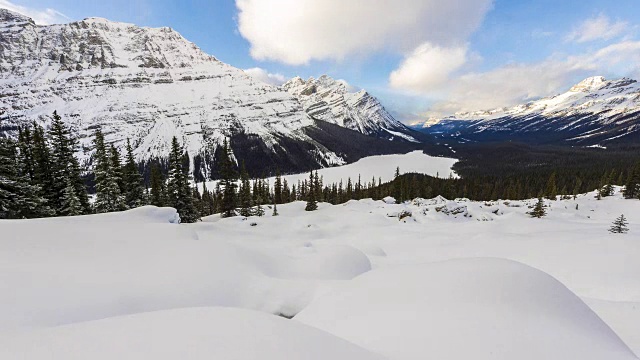 在一个下雪的冬天，时间流逝云在佩托湖上流动视频素材