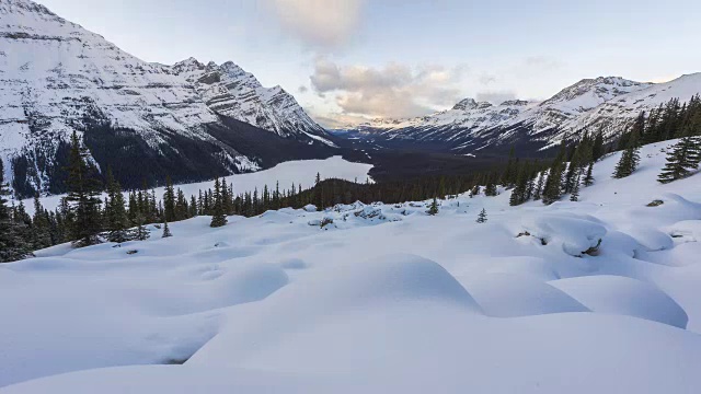 在一个下雪的冬天，时间流逝云在佩托湖上流动视频素材