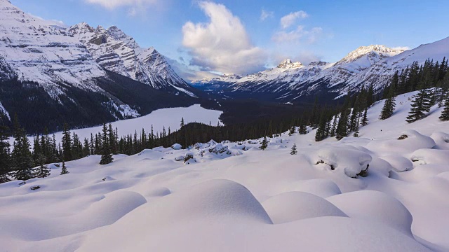 在一个下雪的冬天，时间流逝云在佩托湖上流动视频素材