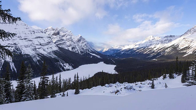 在一个下雪的冬天，时间流逝云在佩托湖上流动视频素材