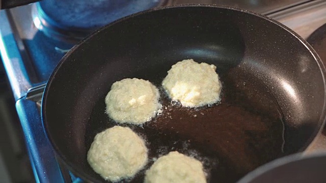 用煎锅煮土豆煎饼。视频素材