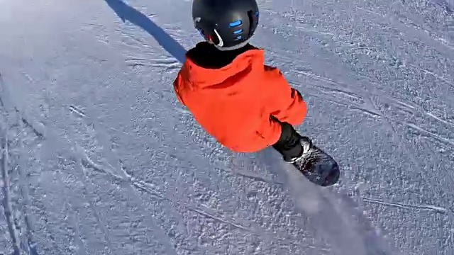 从滑雪坡上滑下滑雪板视频素材