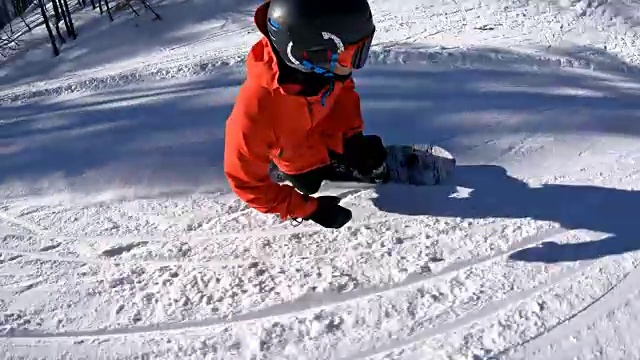 从滑雪坡上滑下，穿过一片森林视频素材