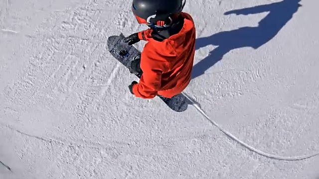 在一个阳光明媚的日子里，滑雪者沿着滑雪坡滑行视频素材