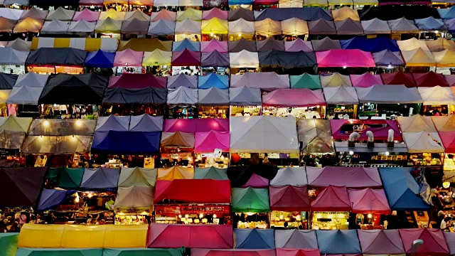 夜市叫火车夜市Ratchada，鸟瞰，平盘右视频素材