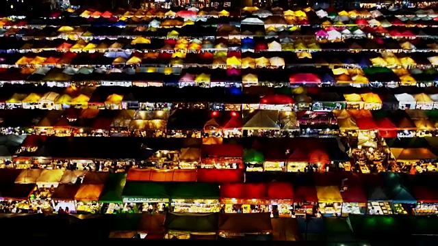 夜市叫火车夜市Ratchada鸟瞰，缩小视频素材