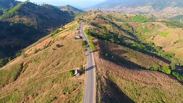 鸟瞰图公路上的山口。视频素材