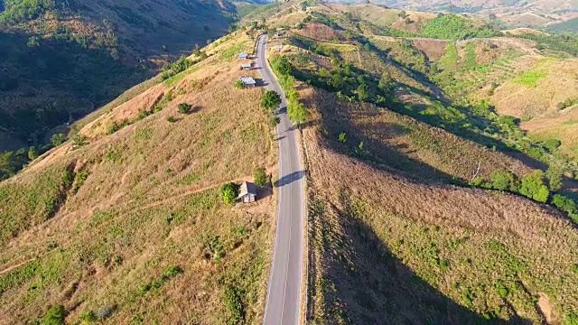 鸟瞰图公路上的山口。视频素材