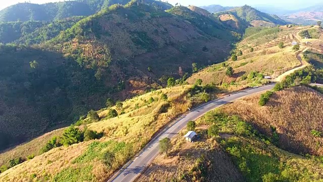 鸟瞰图公路上的山口。视频素材