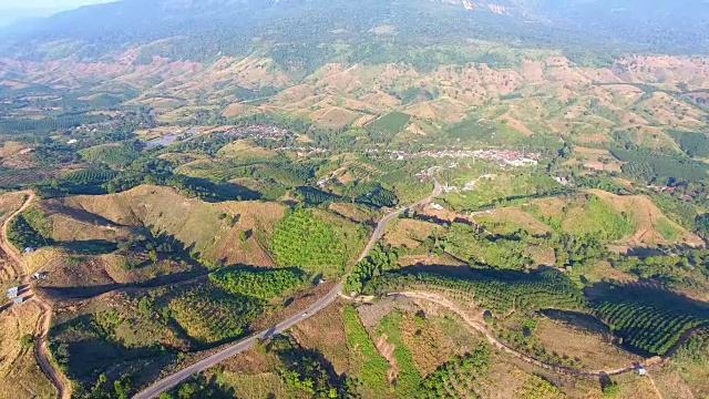 鸟瞰图公路上的山口。视频素材