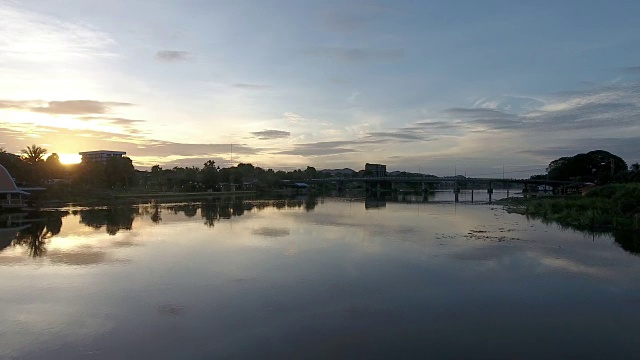 日出时飞越桂河。视频素材