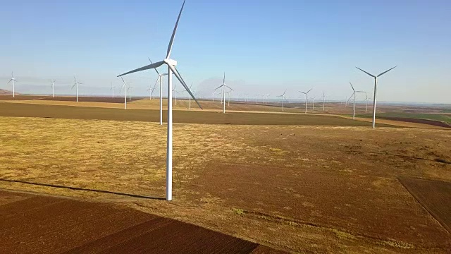 大型风电场鸟瞰图视频素材