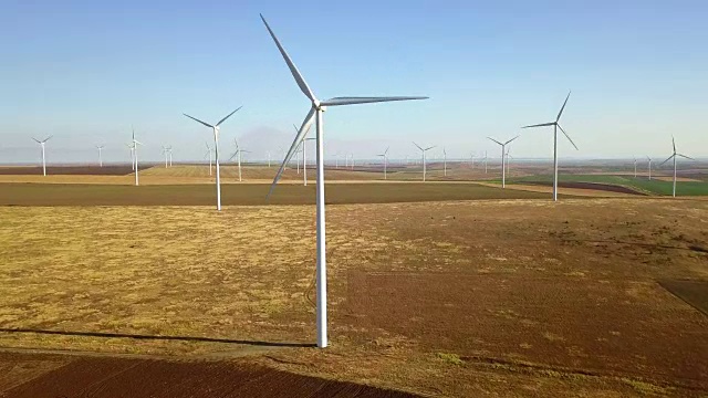 大型风电场鸟瞰图视频素材