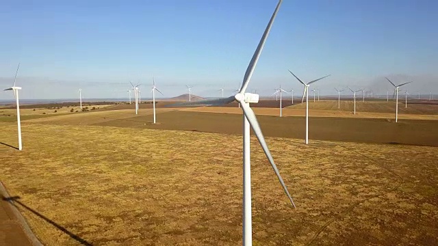 大型风电场鸟瞰图视频素材