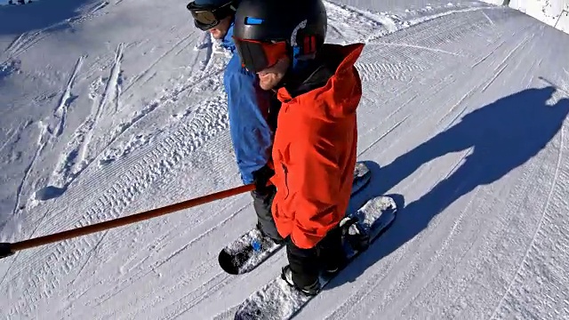 滑雪者在滑雪场乘坐表面滑雪板上山视频素材