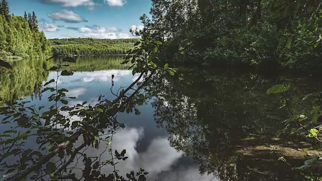 全高清移动时间推移与云朵反射微风小湖在阿拉斯加视频下载