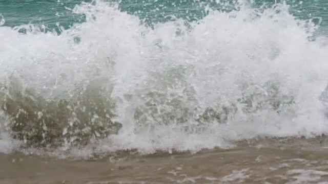 慢动作海浪拍打海岸视频素材