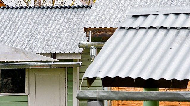 屋顶漏雨，漏风视频素材