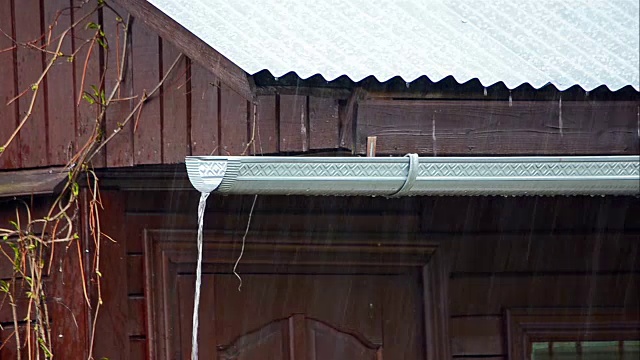 屋顶雨水和风的排水沟视频下载