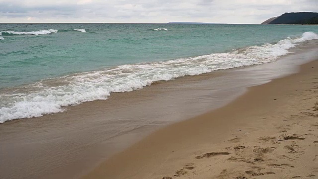 海浪拍打着密歇根湖的岸边视频素材