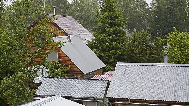 屋顶雨水和风的排水沟视频素材