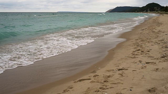 海浪拍打着密歇根湖的岸边视频素材