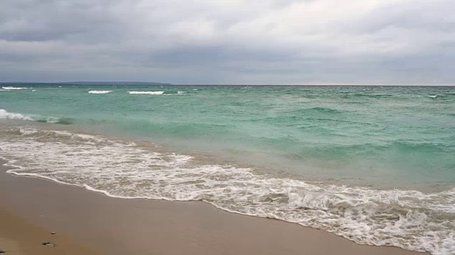 平移拍摄的海浪冲击海岸视频素材