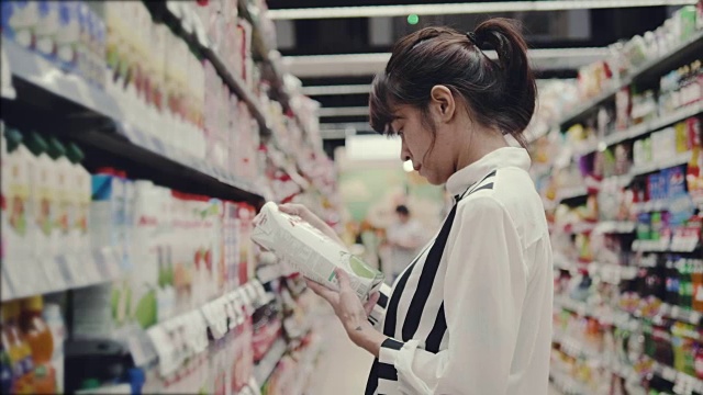 亚洲年轻女子在超市购物视频素材