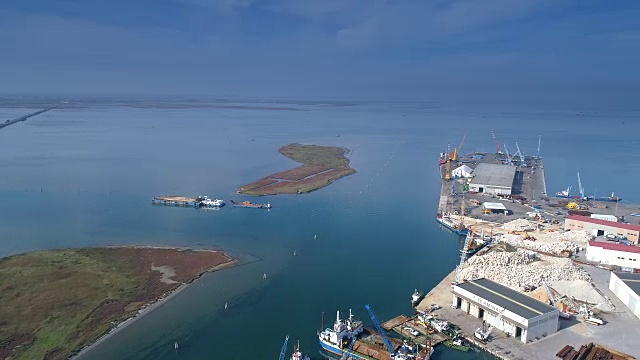 在意大利有一片蓝色的大海和一个小岛视频素材